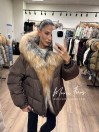 Женский школадный пуховик с двухцветным мехом лисы и капюшоном 65 см