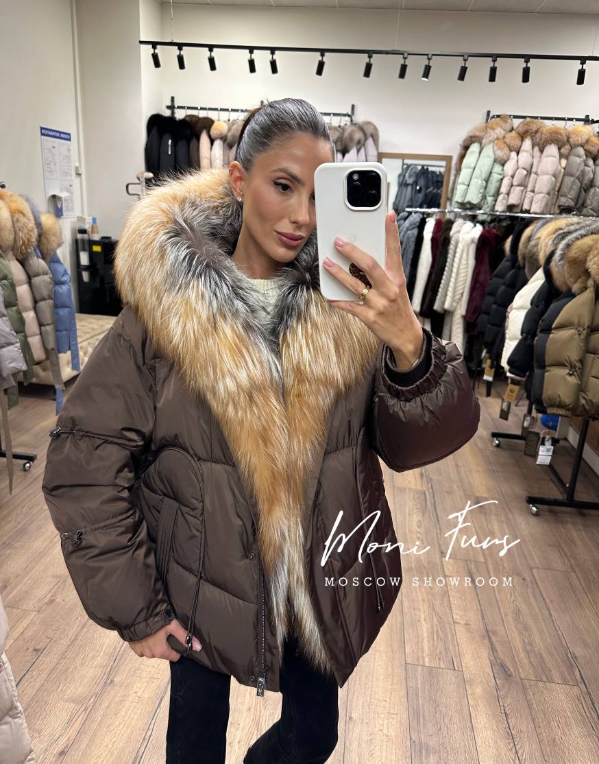 Женский шоколадный пуховик с двухцветным мехом лисы и капюшоном 65 см