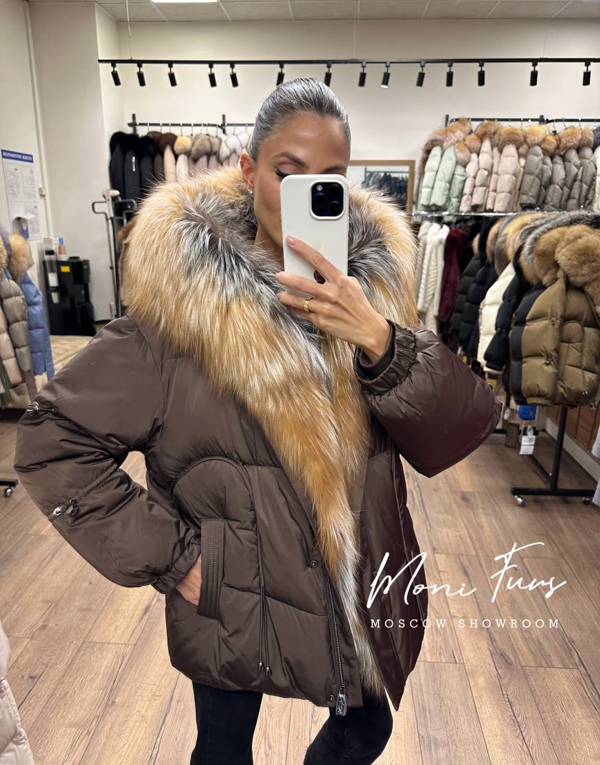 Женский шоколадный пуховик с двухцветным мехом лисы и капюшоном 65 см