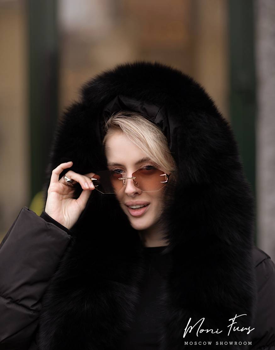 Женский чёрный пуховик с мехом песца и капюшоном 120 см