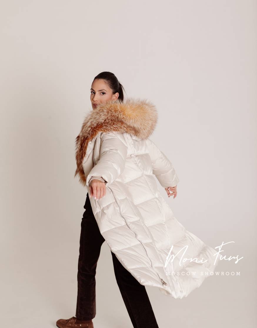 Женский молочный пуховик с мехом лисы 120 см