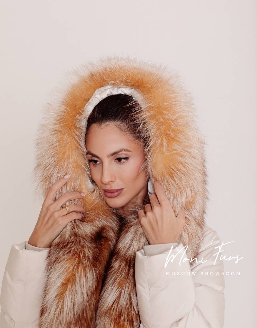 Женский молочный пуховик с мехом лисы 120 см