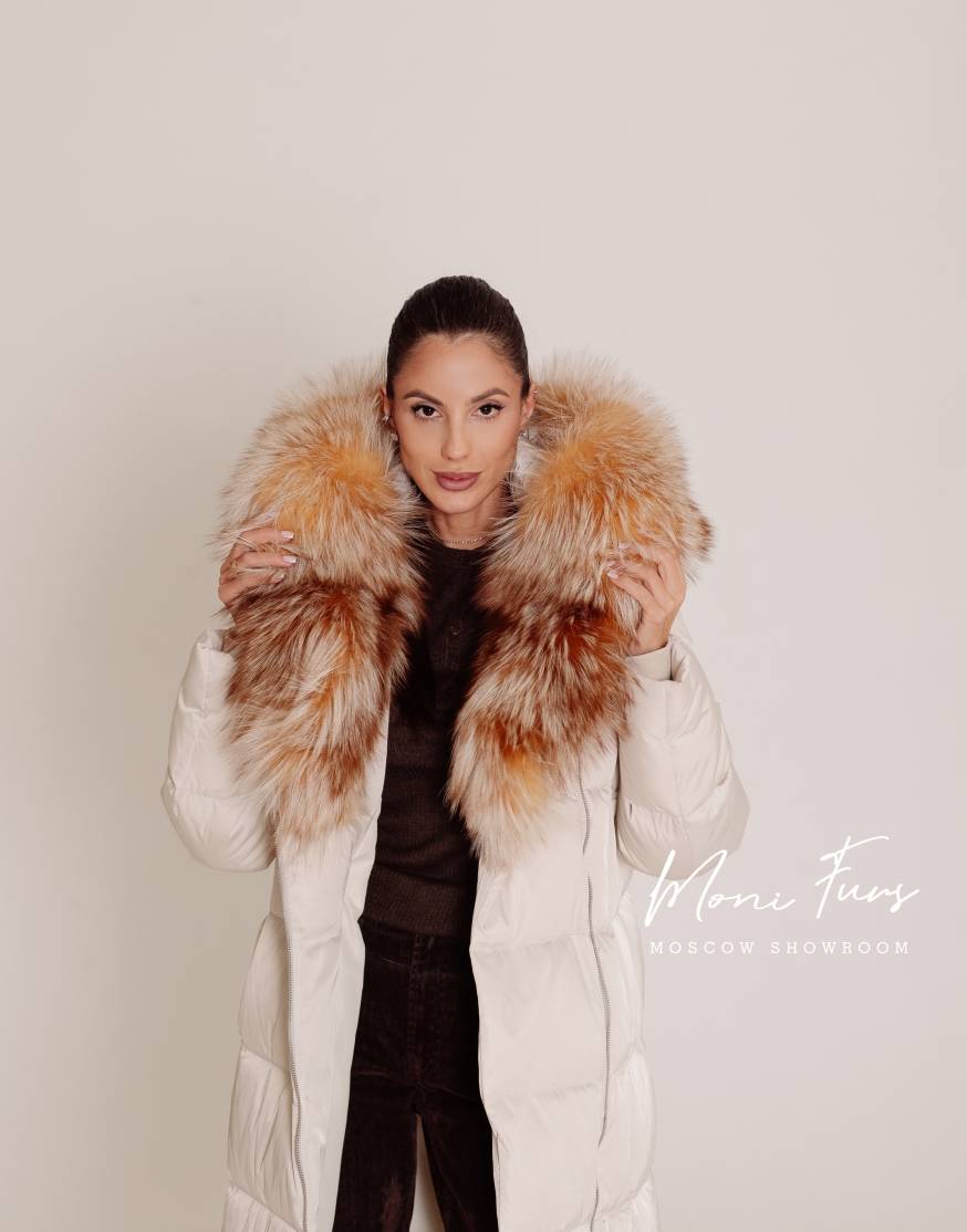 Женский молочный пуховик с мехом лисы 120 см
