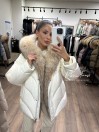 Женский молочный пуховик с мехом лисы и капюшоном 70 см