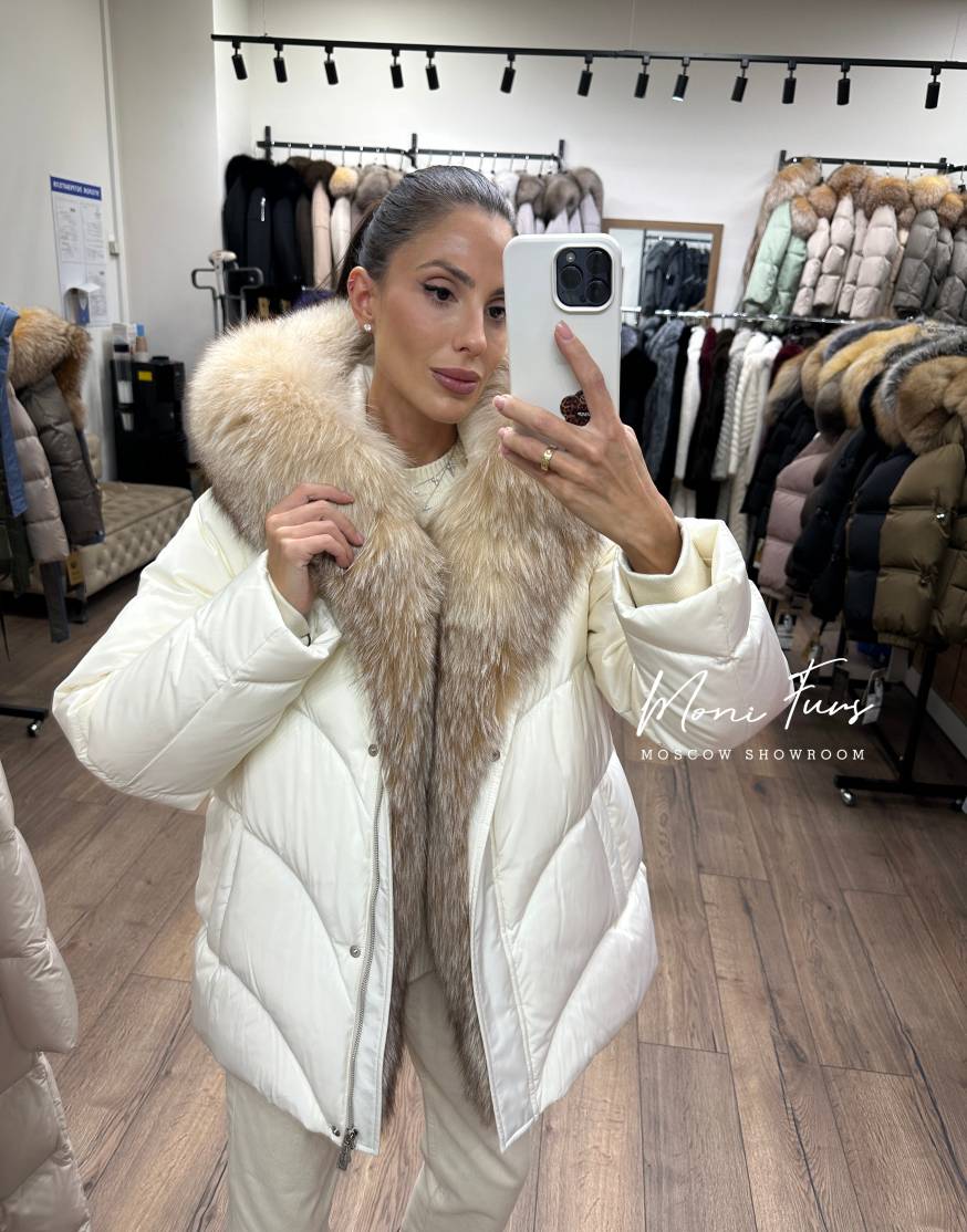 Женский молочный пуховик с мехом лисы 70 см
