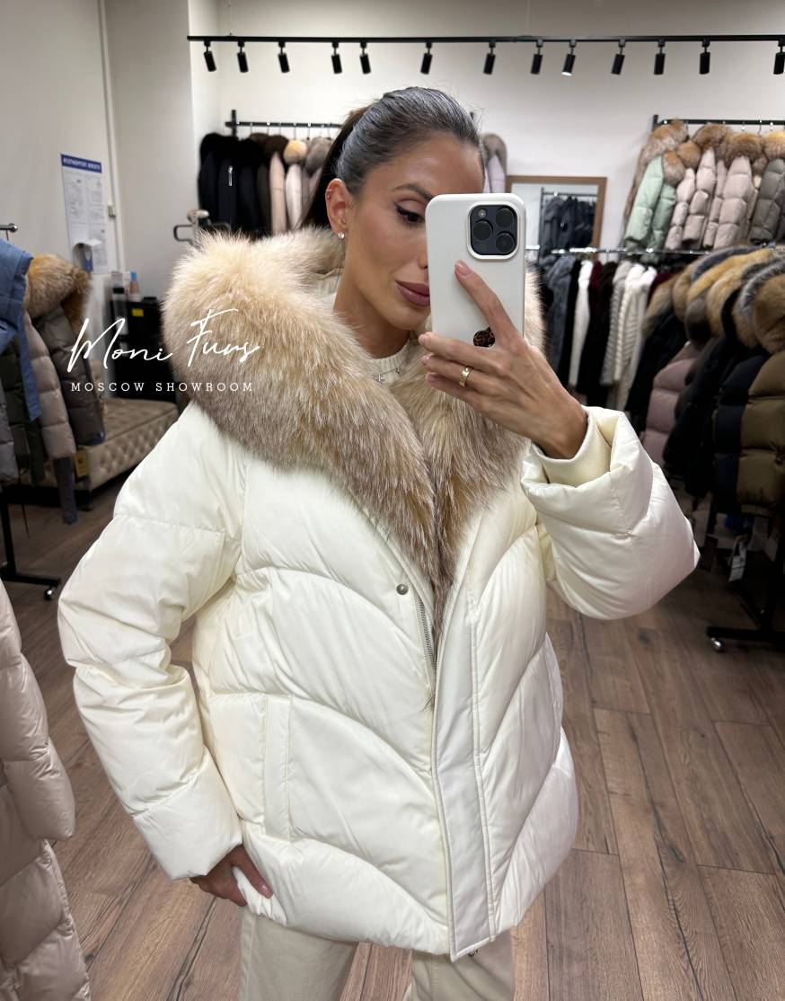 Женский молочный пуховик с мехом лисы 70 см