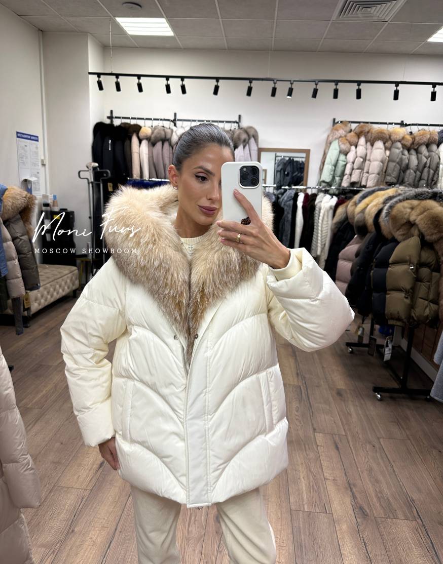 Женский молочный пуховик с мехом лисы 70 см