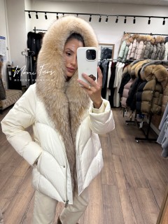 Женский молочный пуховик с мехом лисы и капюшоном 70 см