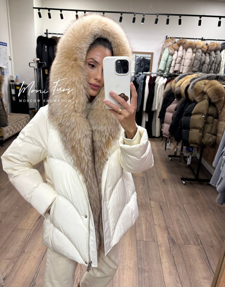 Женский молочный пуховик с мехом лисы 70 см