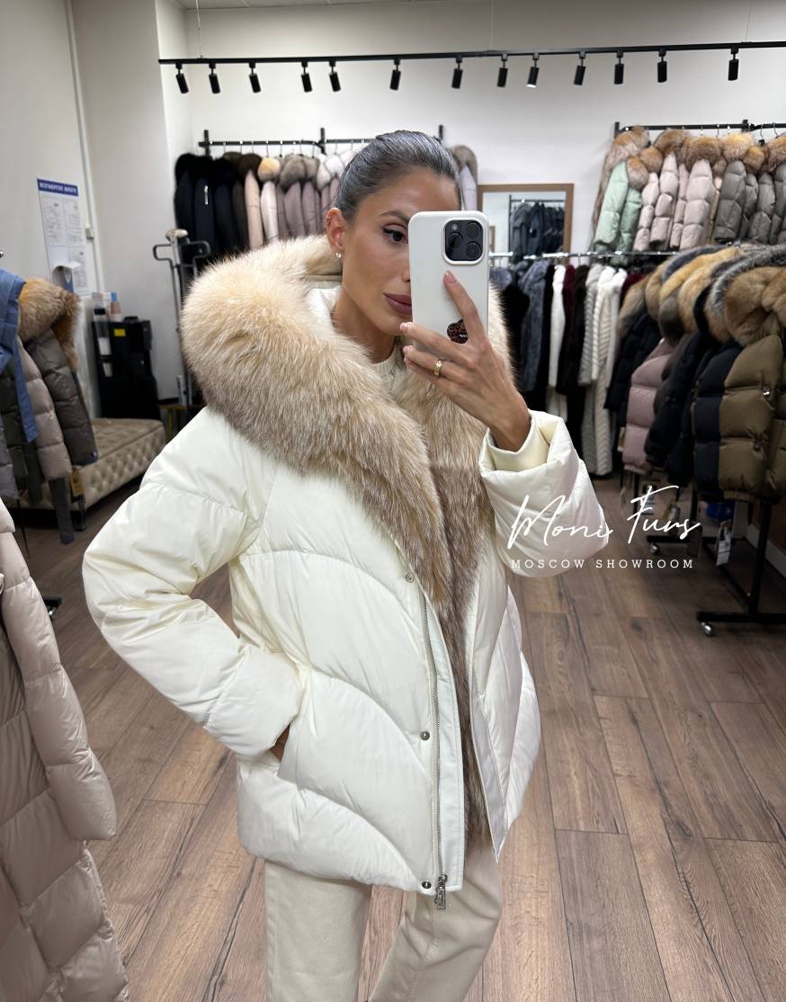 Женский молочный пуховик с мехом лисы 70 см