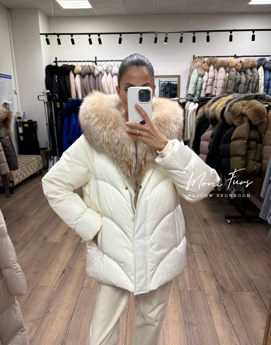 Женский молочный пуховик с мехом лисы 70 см