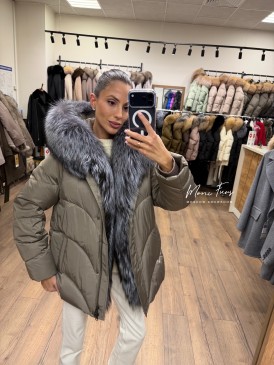 Женский кофейный пуховик с мехом чернобурой лисы и капюшоном 70 см