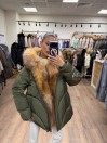 Женский пуховик хаки с мехом лисы и капюшоном 70 см
