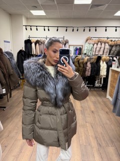 Женский пуховик кофейный с мехом чернобурой лисы и капюшоном 75 см