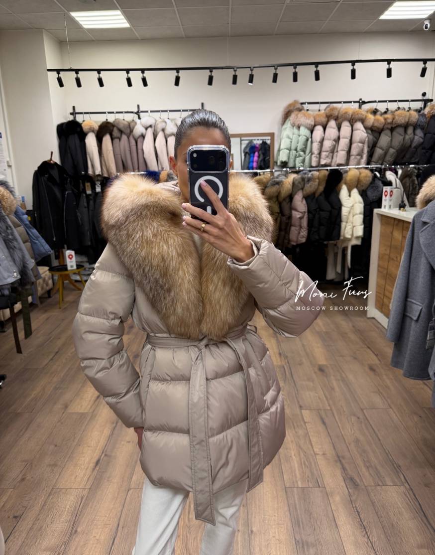 Женский пуховик светлый кофе с мехом лисы и капюшоном 70 см