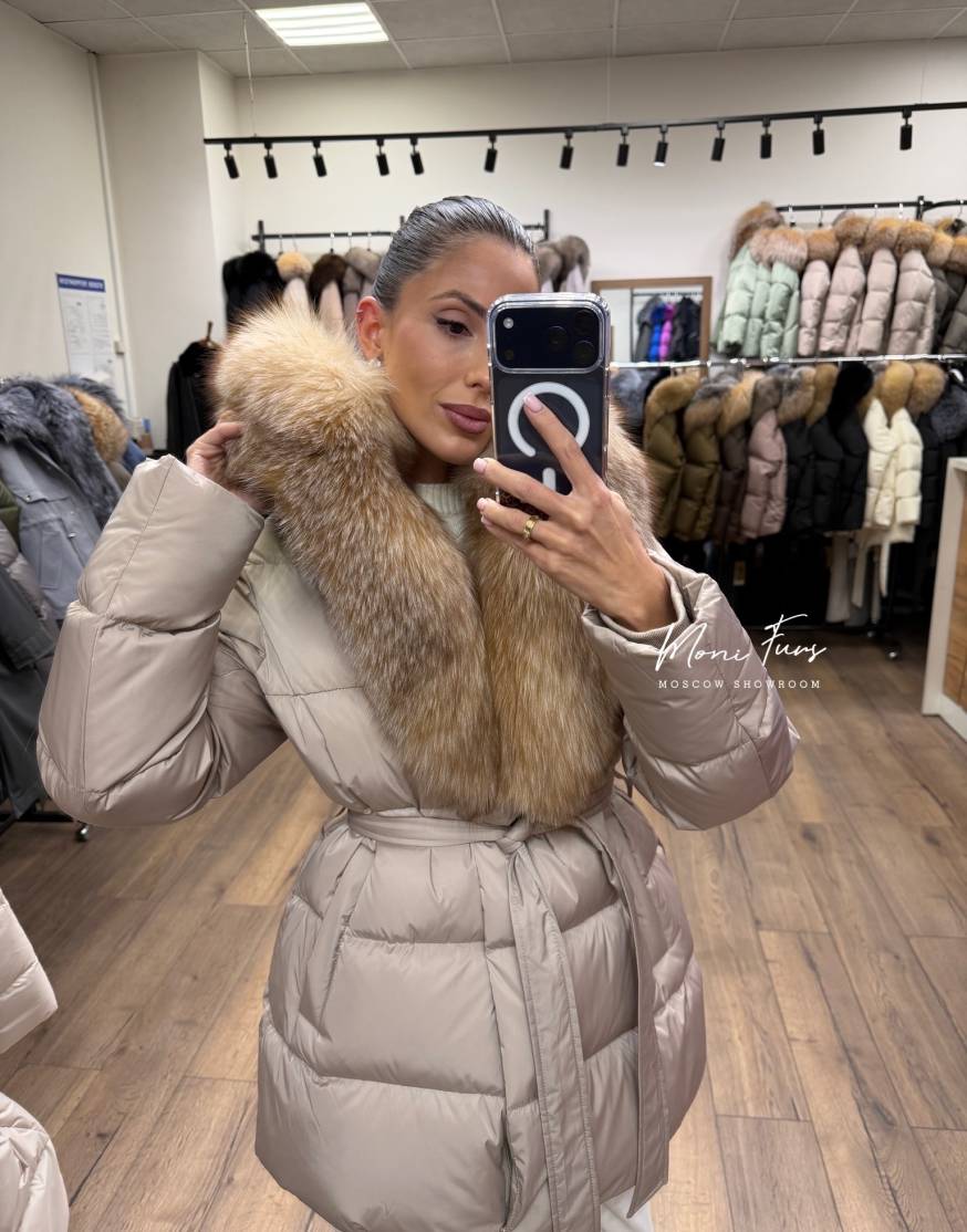 Женский пуховик светлый кофе с мехом лисы и капюшоном 70 см