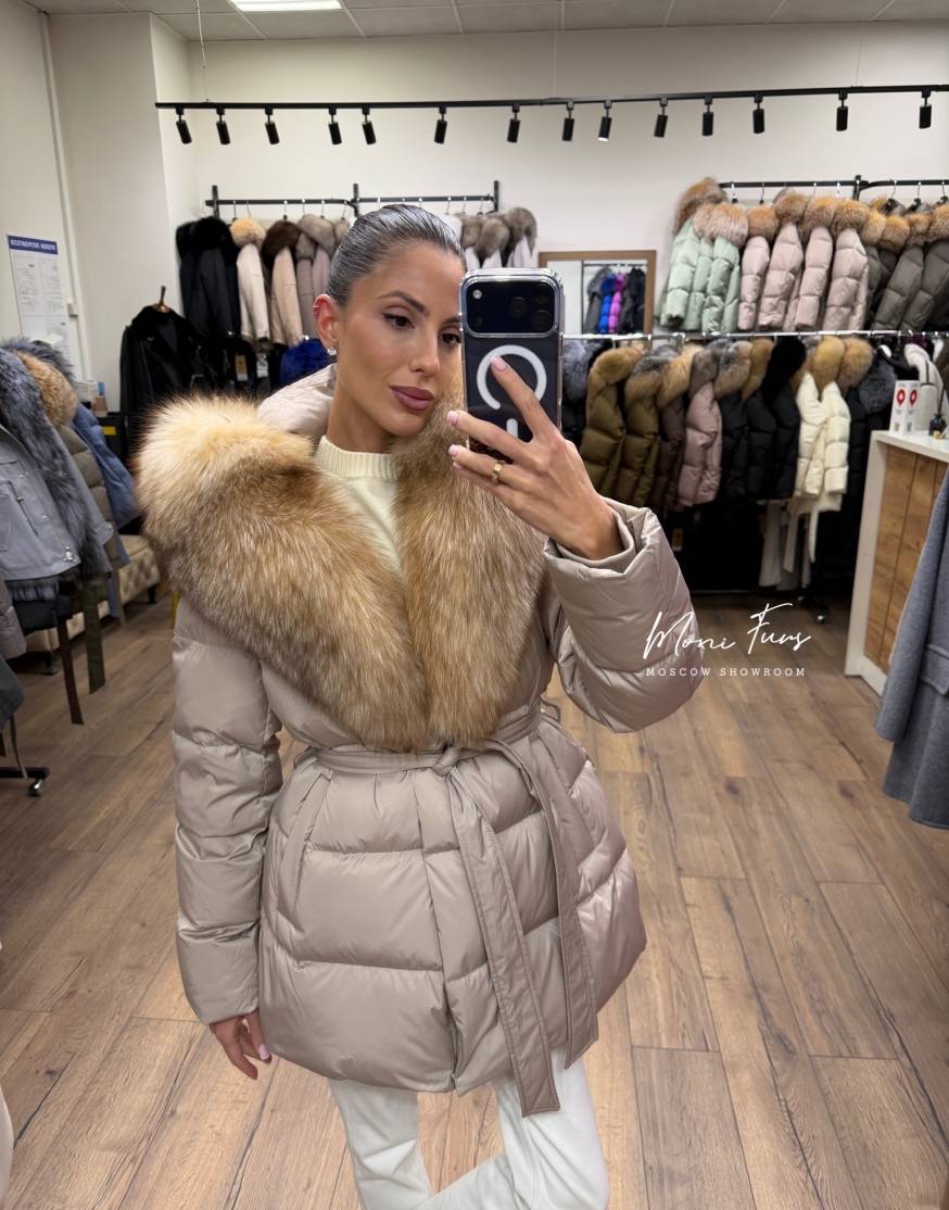 Женский пуховик светлый кофе с мехом лисы и капюшоном 70 см