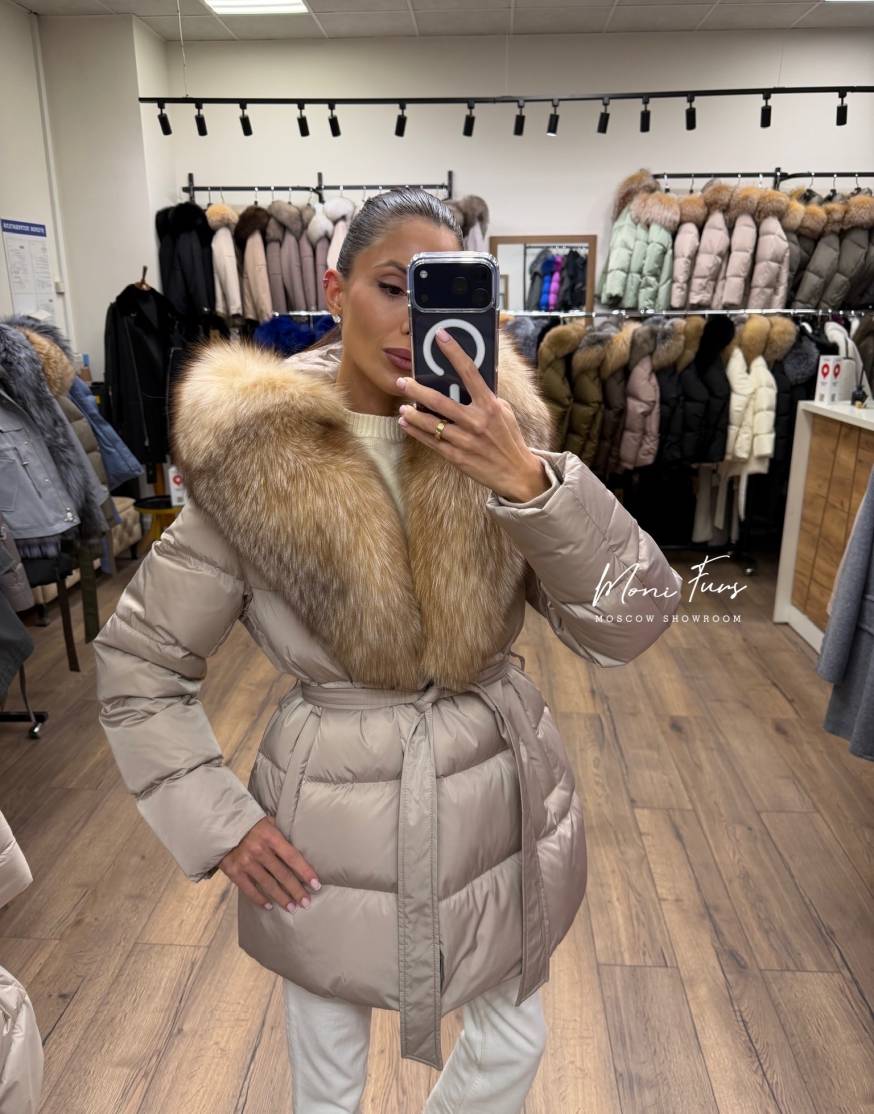Женский пуховик светлый кофе с мехом лисы и капюшоном 70 см