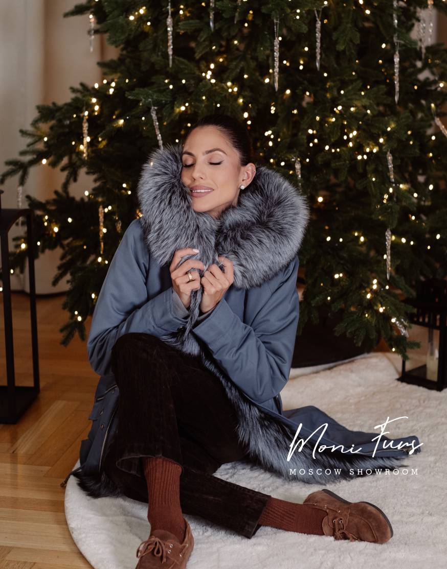 Парка синяя с мехом чернобурой лисы и капюшоном 90 см